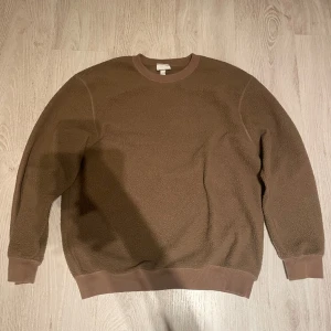 Teddy Sweatshirt  - Skitsnygg Teddy brun teddytröja i storlek M! Använt men bra skick 😇 Passar till allt och är relaxed i modellen! Kan skicka fler bilder vid intresse 😋