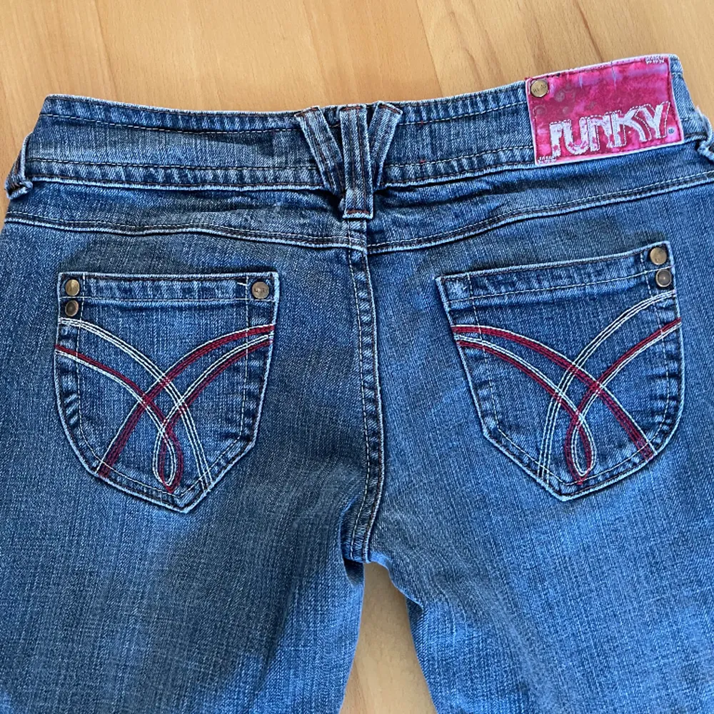 Skit snygga low waisted bootcut jeans som tyvärr är för stora för mig! Köpta här på Plick men märket är ”funky”. Dem är i jättebra skick nästan som nya och  Innerbenslängd: 80cm  Midjemått mätt tvärsöver: 39cm. Jeans & Byxor.