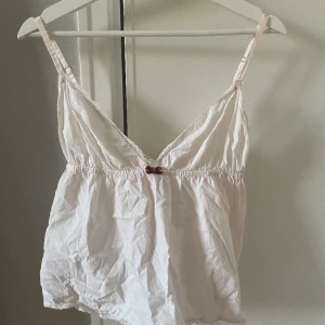 Odd molly linne, ljus rosa - Säljer ett Odd Molly linne som jag haft i flera år men aldrig använt då de inte är min stil. Siffran 1 på sista bilden betyder storlek S. Priset kan diskuteras!