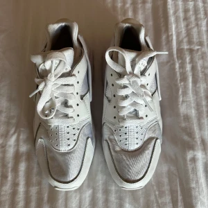 Vita Nike skor - Säljer pågrund av att jag inte använder dom. Nästan helt oanvända och i gott skick.😍