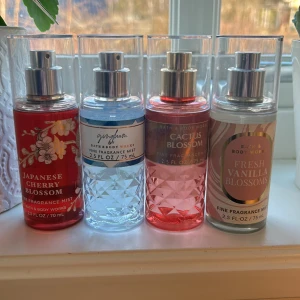 Body mist från bath and body works  - säljer 4 st body mists från bath and body works som är köpta i usa men aldrig kommer till användning. om du undrar något är det bara att skriva, 50 st eller 150 för alla