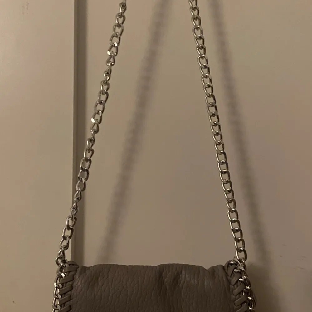 En trendig grå tiamo väska från scorett 🩶 • fack med dragkedja i • säljs då jag har en i en annan färg . Väskor.