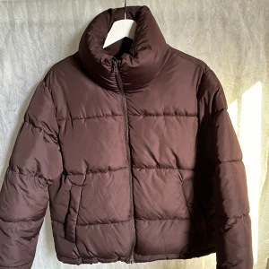 Brun puffer jacka  - Jacka från BikBok i storlek M. Sparsamt använd, i mycket gott skick utan några defekter. 
