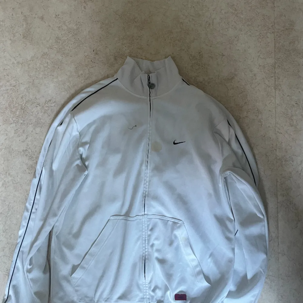 riktigt snygg vintage Nike tracktop med tryck på ryggen. kommer tyvärr inte till använding längre. skitnice och skön men har tyvärr en fläck på framsidan. pris kan diskuteras . Tröjor & Koftor.