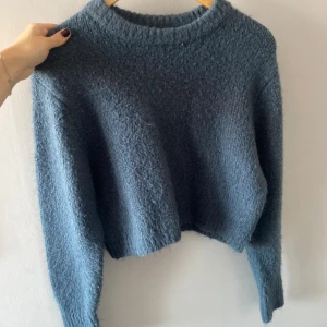Fin stickad tröja - Superfin stickad tröja från zara i en blå grå färg! Skriv flr fler bilder!! 