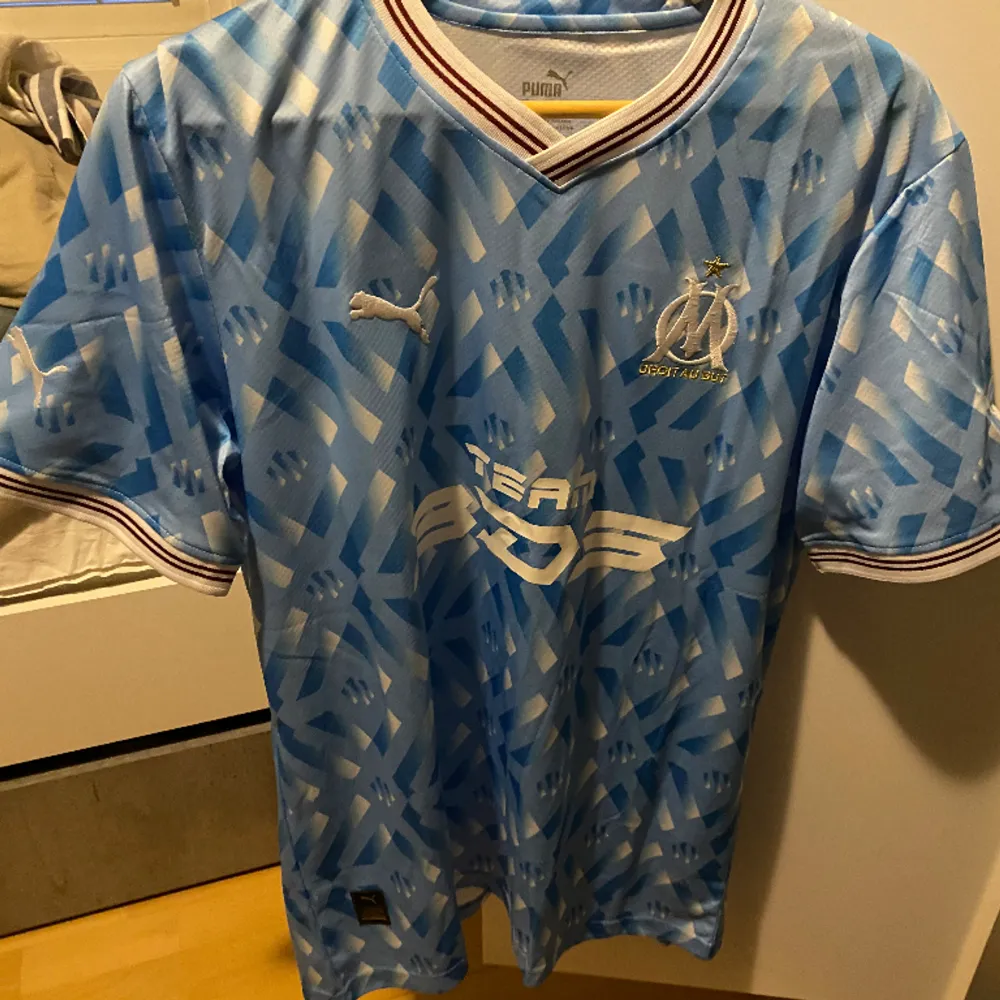 Säljer denna tröja helt nya Marseille fotbollströja eftersom jag fick fel storlek av företaget jag köpte ifrån så jag fick hem en ny. Skick 10/10 storlek XL (pris går att diskutera). T-shirts.