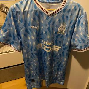Säljer denna tröja helt nya Marseille fotbollströja eftersom jag fick fel storlek av företaget jag köpte ifrån så jag fick hem en ny. Skick 10/10 storlek XL (pris går att diskutera)