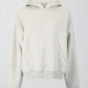 Super fin hoodie frm Gina Tricot i ny skick. Säljs då den inte kommer till användning. Xxs men passar mig som normalt har S!