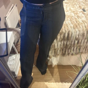 Kostymbyxor  - Grå svarta kostymbyxor💕tyvärr så har sömmen vid skärpet släppt men man kan lätt fixa eller ta bort skärpet💕