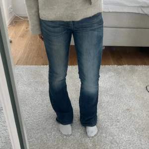 Superfina lågmidjade Levis jeans med midjemåttet 76cm och innerbenslängden 78cm💕 (skriv för mer bilder och info)