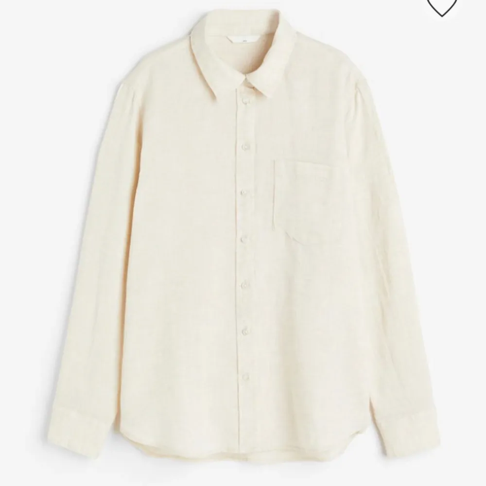 Beige linneskjorta från H&M, i bra skick, 100% linne. Köparen står för frakt.. Skjortor.