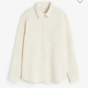 Beige linneskjorta från H&M, i bra skick, 100% linne. Köparen står för frakt.
