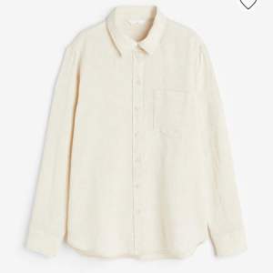 Beige linneskjorta från H&M, i bra skick, 100% linne. Köparen står för frakt.