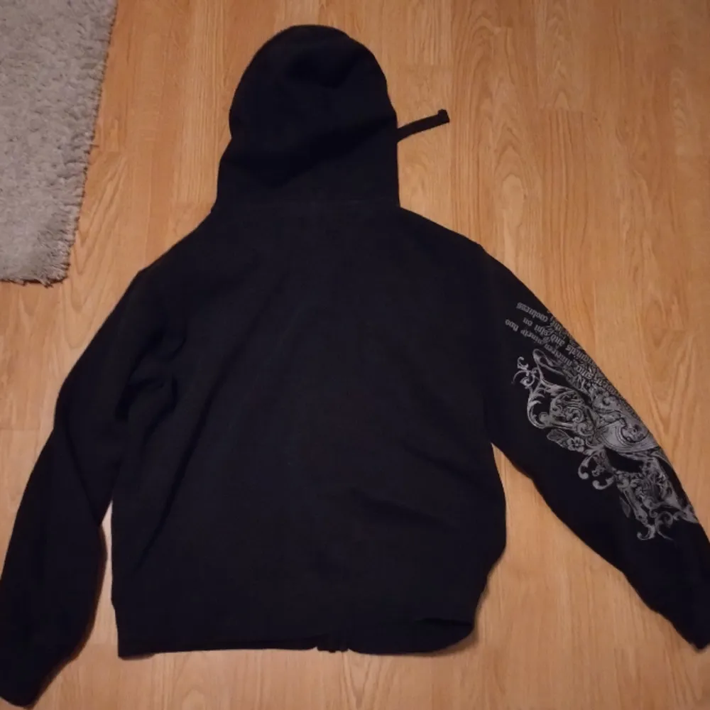 Sjuk fishbone hoodie is size S Ca 70 cm lång. Hoodies.