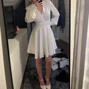 Vit klänning  - Säljer denna fina klänning från bikbok, tänkt att ha till student men passar tyvärr inte runt min midja. Köpte den här på plick. Frakten är inkluderad i priset. 🤗