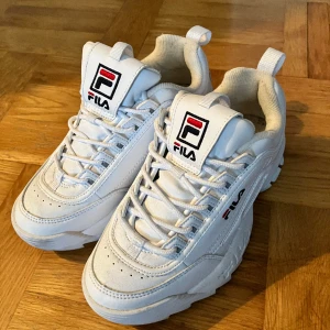 Fila skor stl 37 - Vita Fila skor storlek 37, använda fåtal gånger.
