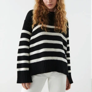 Tröja - Stickad tröja från ginatricot, använd fåtal gånger! Slit vid ärmen och vid sidorna. Oversized så passar även S och M!