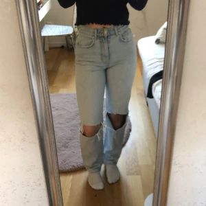 Gina Tricot jeans - Raka, hömidjade jeans med hål, passar även 36, säljer då dom inte används längre