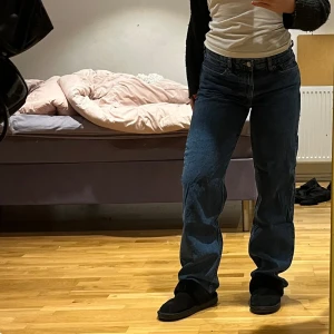 Blå jeans - Säljer mina mörkblåa jeans, använda typ 1 gång så inga defekter. Säljer då de aldrig kommer till användning💙 - Köparen står för frakten📦🚚