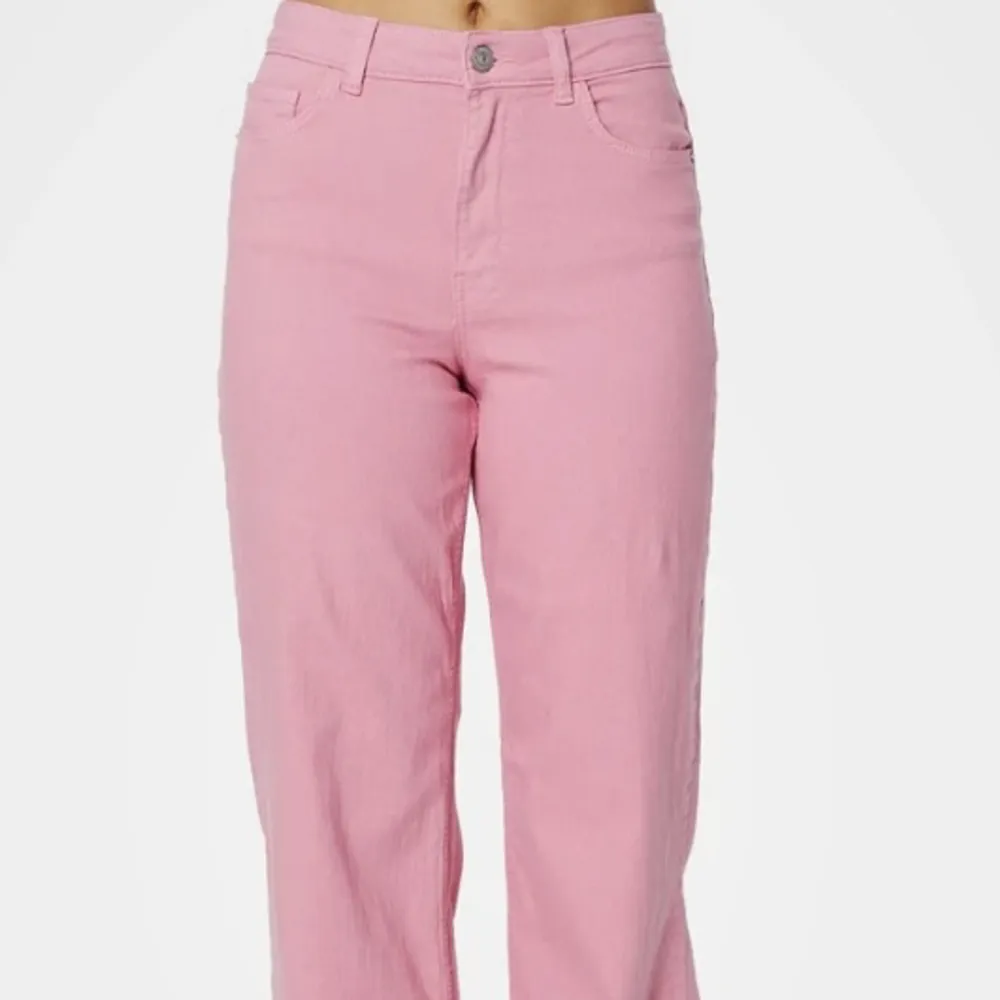 Rosa jeans från Pieces Knappt använda!! Våga skriva ifall du vill ha mer bilder!!! Nypris 399kr. Jeans & Byxor.