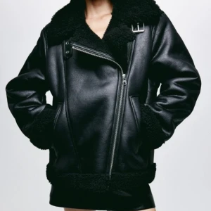 Päls/skinn jacka  - Köptes för ett halvår sen, men aldrig använd!  Köptes för 549kr, vid snabb handel kan priset diskuteras! Skriv för fler bilder❤️