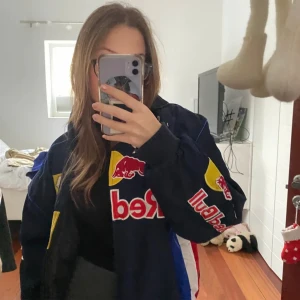 Redbull jacka  - En redbull jacka, varm och fodrad.