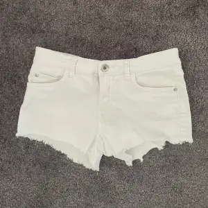 Säljer nu mina gamla vita jeansshorts i storlek 152 (passar XS) från LABindustries, då jag vuxit ur dem!🤍🤍  Nypris 300kr💕💕