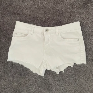 Vita jeansshorts, LABindustries - Säljer nu mina gamla vita jeansshorts i storlek 152 (passar XS) från LABindustries, då jag vuxit ur dem!🤍🤍  Nypris 300kr💕💕