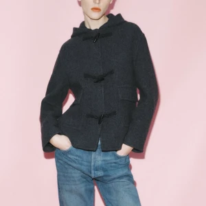 Zara kappa - Köpte kappan för 1395kr men är för sent att lämna tillbaka den✌️Helt oanvänd! Sitter en luva där bak