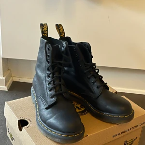 Dr. Martens skor  - Jättefina Dr. martens skor. Modell: Pascal Storlek 38  Använda vid tre tillfällen. Sulan ser ut som ny. 2000kr nypris när jag köpte den. Har skolådan kvar. 
