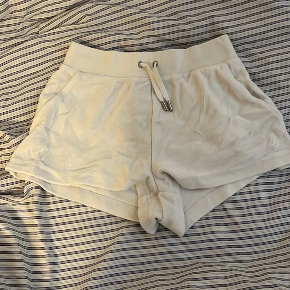 Fina juicy shorts i stl S. Defekt ser ni på bilden.. Shorts.