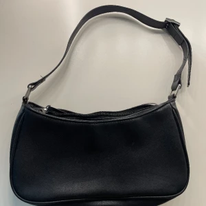 Svart liten väska  - Svart liten väska från monki typ aldrig använd. Osäker på inköpspris men va 200. Inga defekter. Passar till allt.