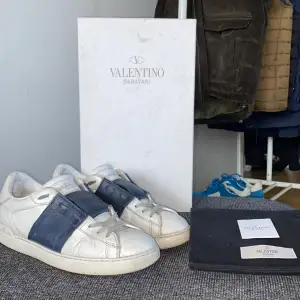 Säljer nu mina valentino skor i storlek 40 men passar 41 också. Skorna är i använt skick. Medföljer till köpet är box, Dustbag och äkthetskort. Priset kan diskuteras så tveka inte att höra av er.