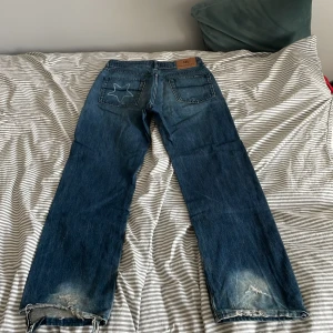 Blåa baggy jeans  - Okej skick, passar både män/kvinnor osv. Stjärna på vänstra bakfickan