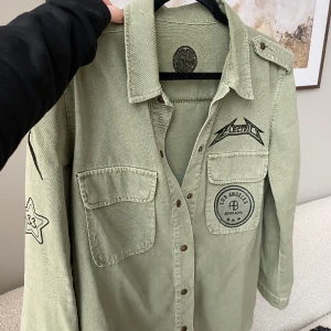 Skjorta/overshirt - Så fin skjorta från Anine Bing, funkar som lätt jacka eller overshirt! 💚