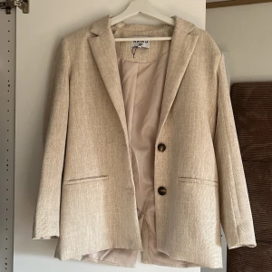 Linnekavaj  - Sååå fin linnekavaj! Ett måste i sommar🩷 storlek 32/34. 400kr. Dessvärre har den ett hål i bakre Axel/ armhåla som va där när jag köpte den, returdatumet passerades därav kunde jag ej skicka tillbaka den! Går säkert att sy ihop själv! köpt för ca 800