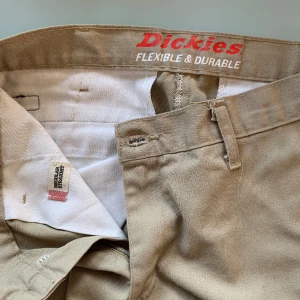Dickies Workpants - Skick 6/10. Fickor på sidan av benen. Pris diskuteras endast vid snabb affär.  Passar på dig mellan 160-170. Hör av dig vid frågor!