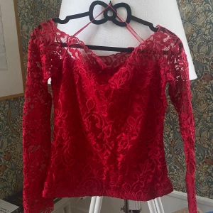 Röd spetstopp - Röd off-shoulder tröja i spets. Säljer då den har blivit för liten för mig