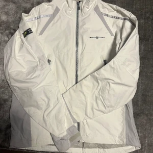 Henri Lloyd jacka - Hej! jag säljer nu en Henri Lloyd vind/regn jacka i storleken L. Jackan är i skicket 9/10 inget slitage eller liknanden. Har några år på nacken men märks ej av. Tveka ej att skriva vid frågor.