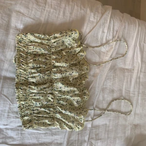 Sommartopp - Super gullig cropad sommar topp med söta blommor och knytning vid axlarna helt oanvänd!!