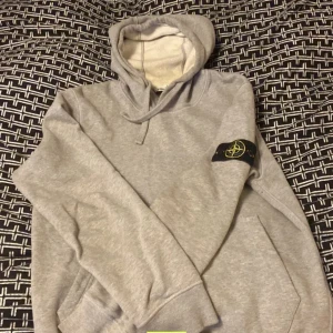Stone island hoodie - Passar både s och m