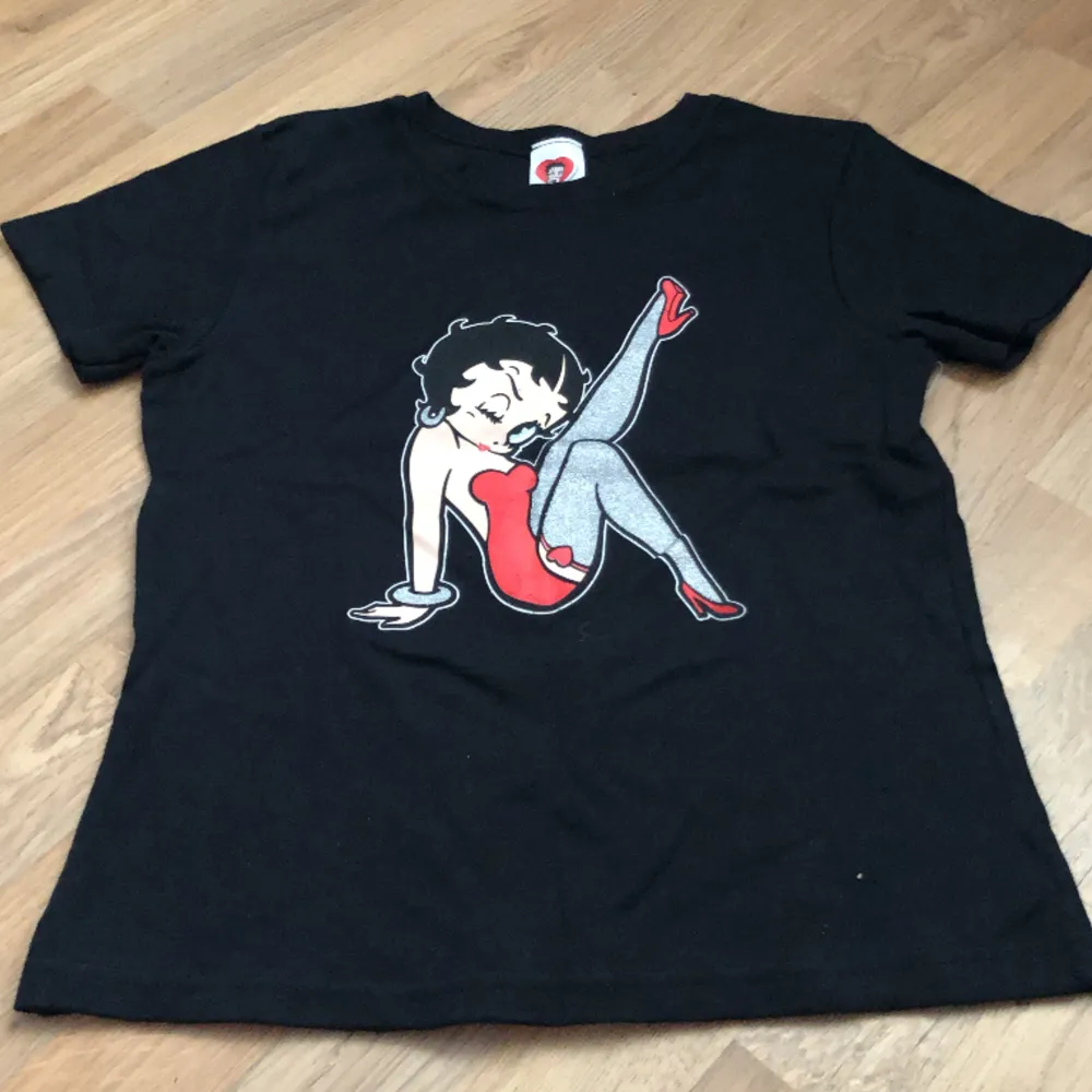 Vintage t-shirt med Betty Boop motiv/tryck. Mycket gott skick, sparsamt använd mest legat i garderoben.  . T-shirts.