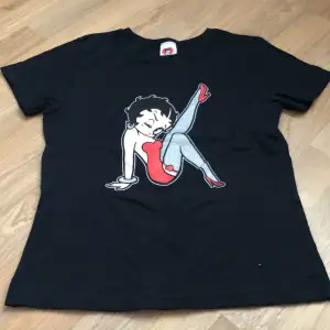 Vintage t-shirt med Betty Boop motiv/tryck. Mycket gott skick, sparsamt använd mest legat i garderoben.  