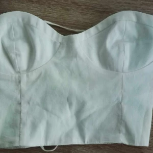 Topp - Topp som ser ut som en corset. Knyts på baksidan. Köpt ifrån Zara. 