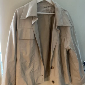 Vårjacka från NAKD - Skinn/läderimitation jacka från NA-KD, se andra bilden. Köpt för 500kr. Väl omhändertagen! 😌