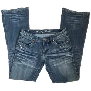 SÅ SNYGGA jeans!!😍 säljer för de är för små. Innebenslängd: 80 cm, midjemått: 38,5 cm