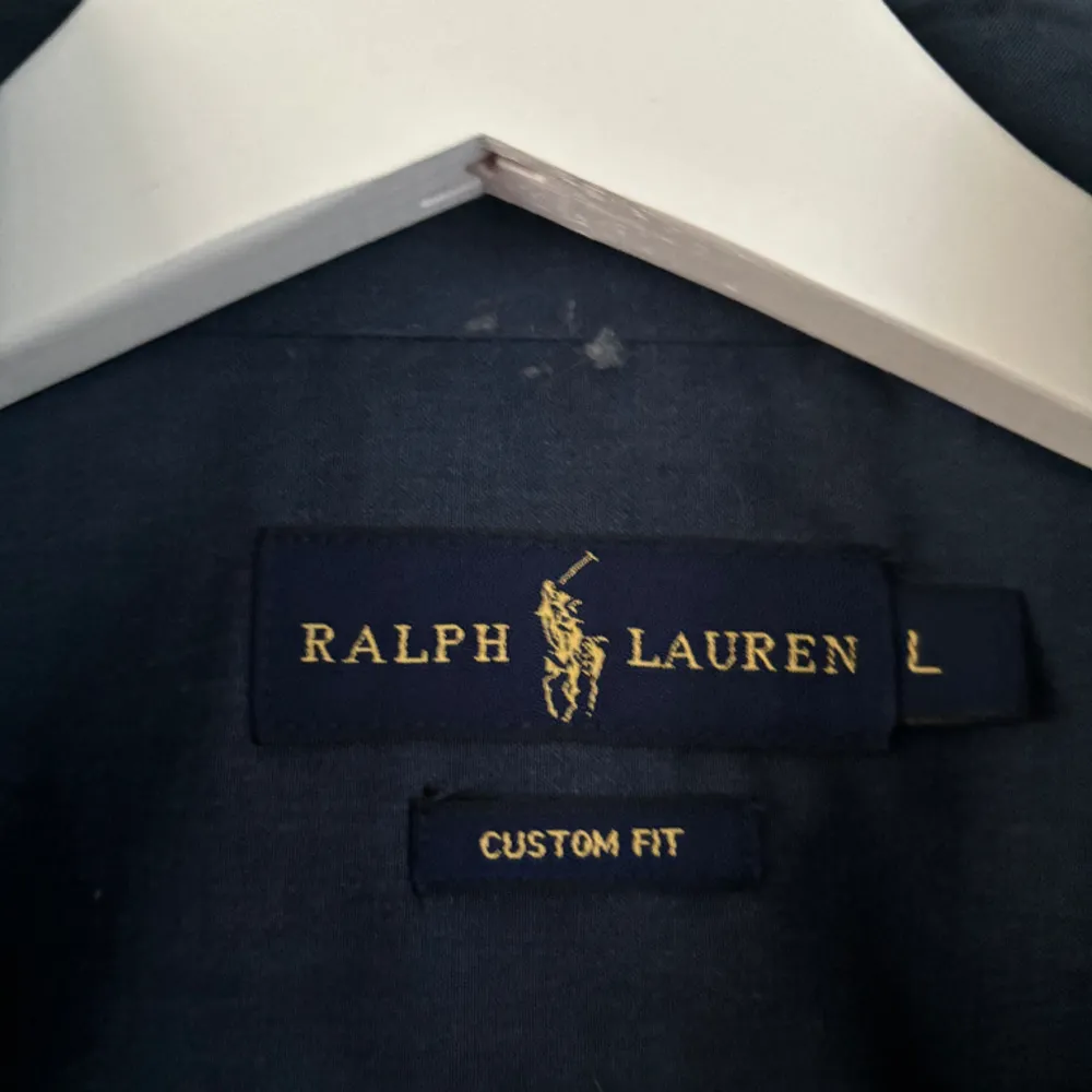 Ralph lauren skjorta som är i riktigt bra skick andvänd en gång skick 10/10 Obs varan är en 1.1  Storlek L men sitter exakt som M. Skjortor.