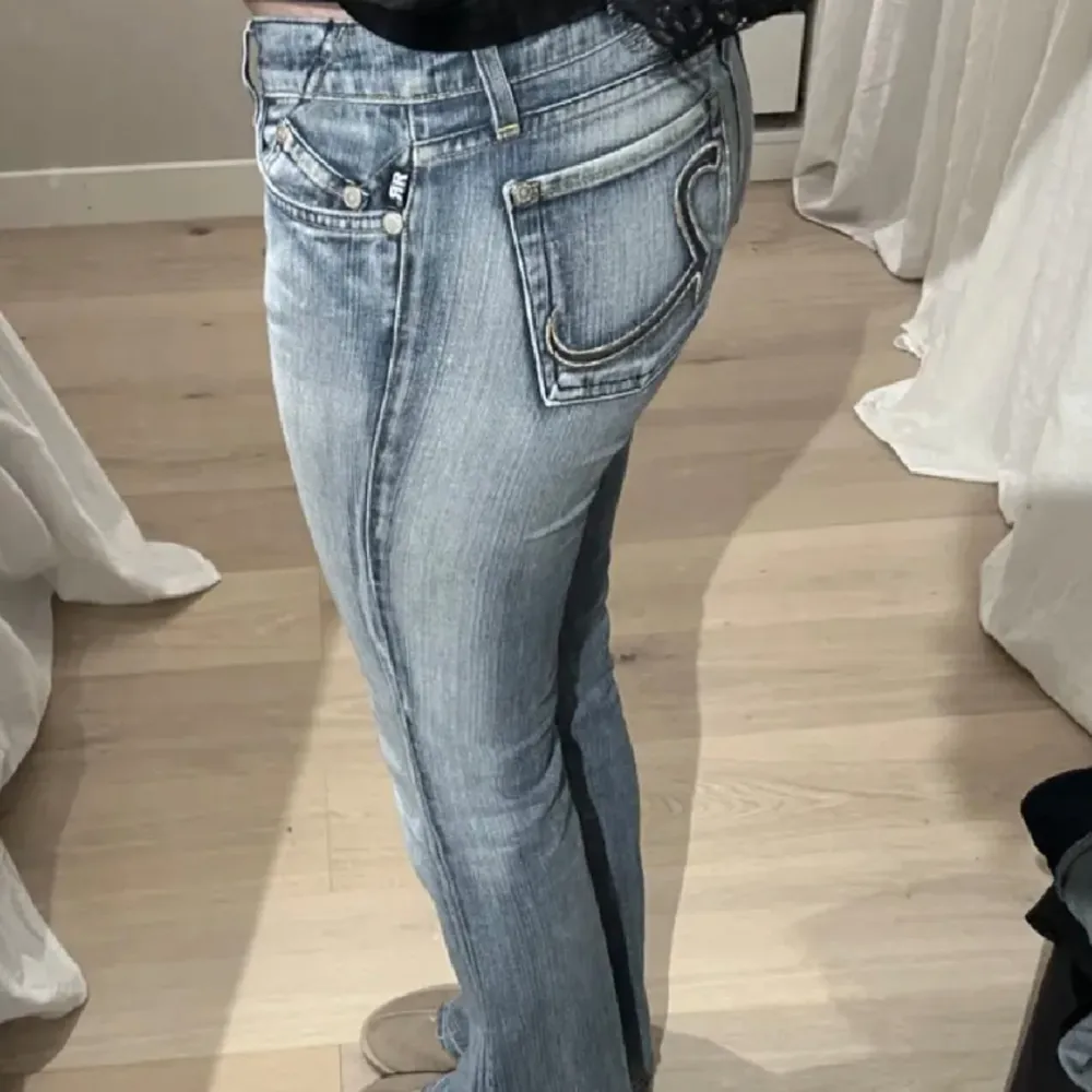 Dessa lågmidjade bootcut jeansen har den perfekta blåa färgen! 💕Har sprättat upp längst ner för att få dem lite längre och de sitter perfekt, är 167 cm!. Jeans & Byxor.