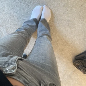 Bootcut jeans  - Säljer dessa superfina gråa jeans från Gina young! De är använda men ändå i bra skick!💕💕 Jag är 1,60 ungefär och de sitter perfekt på mig💘