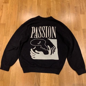 Cardigan - Hej, säljer en fet cardigan köpt från carlings för 899kr, riktigt skön faktiskt, passar till det mesta, bara hör av dig vid frågor 